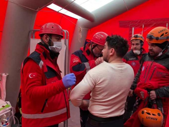 Trabzon'dan deprem bölgesine - Canla başla çalışıyorlar 19