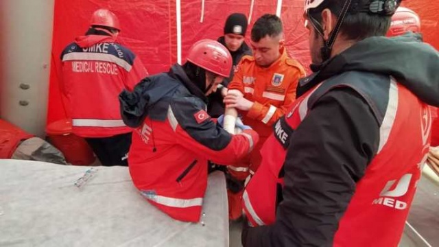 Trabzon'dan deprem bölgesine - Canla başla çalışıyorlar 17