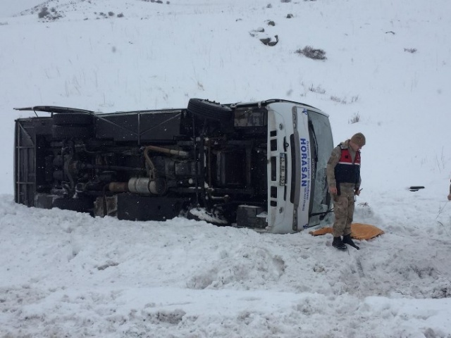 Erzurum'da halk otobüsü devrildi 10