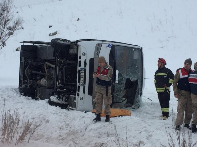 Erzurum'da halk otobüsü devrildi 8