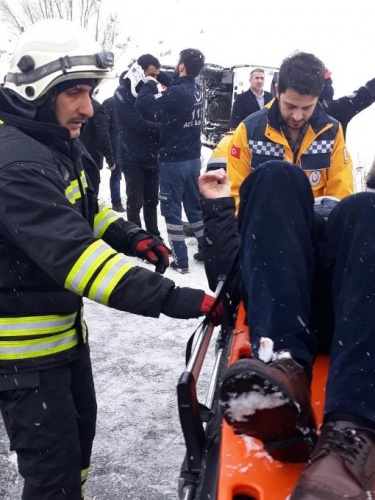 Erzurum'da halk otobüsü devrildi 7