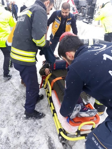 Erzurum'da halk otobüsü devrildi 5