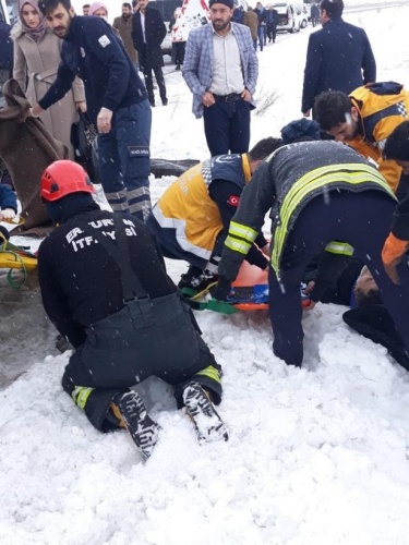 Erzurum'da halk otobüsü devrildi 3