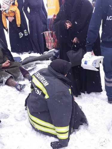 Erzurum'da halk otobüsü devrildi 15