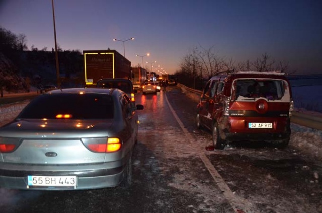Kayganlaşan yolda 11 araç birbirine girdi 6