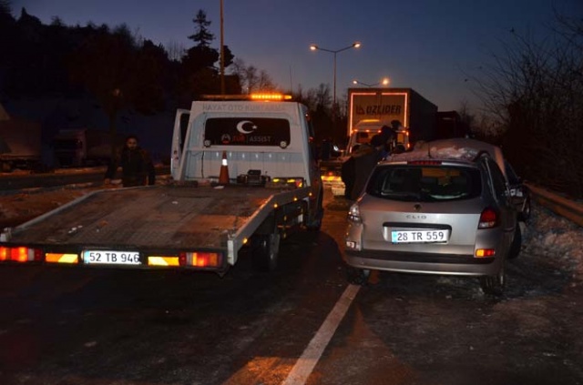 Kayganlaşan yolda 11 araç birbirine girdi 8