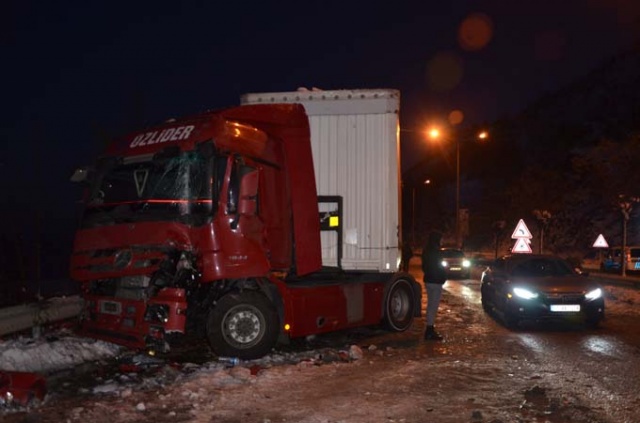 Kayganlaşan yolda 11 araç birbirine girdi 4