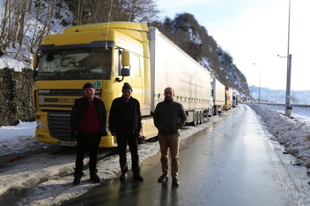 Gürcistan yolunda tır sürücülerinin kış çilesi 6