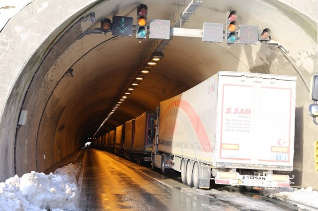 Gürcistan yolunda tır sürücülerinin kış çilesi 13