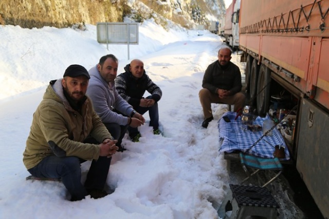 Gürcistan yolunda tır sürücülerinin kış çilesi 11