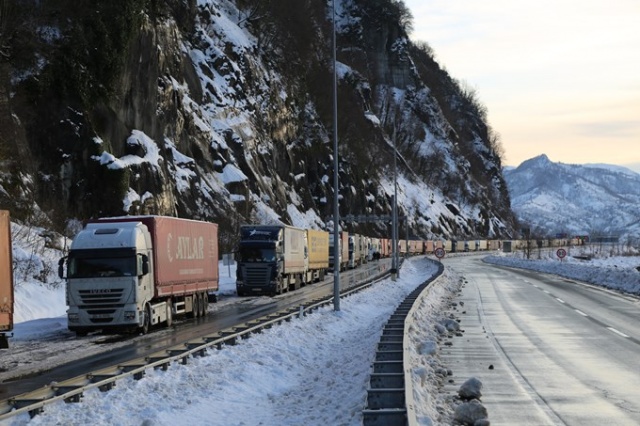 Gürcistan yolunda tır sürücülerinin kış çilesi 12