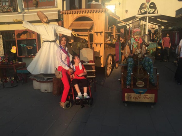 'Yaşamaz' denilen Melis, annesiyle 5 ülke gezdi, 21 yaşında hayatını kaybetti 8