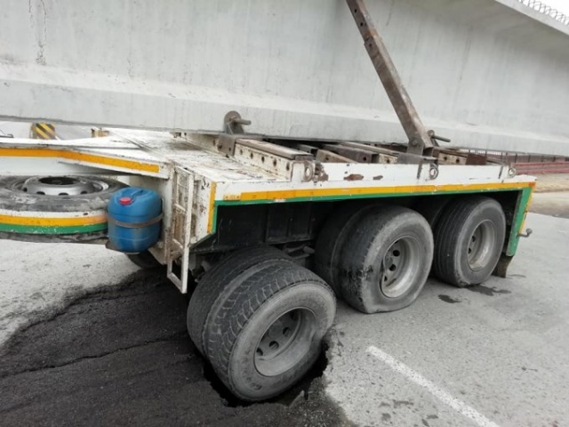 Trabzon'da yol çöktü, ulaşım durdu 3