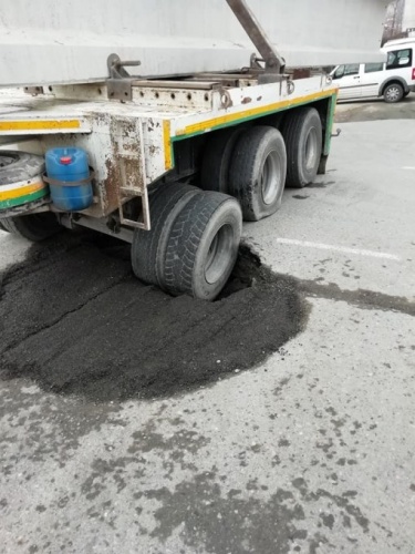 Trabzon'da yol çöktü, ulaşım durdu 4