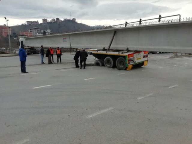 Trabzon'da yol çöktü, ulaşım durdu 2