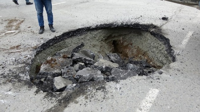 Trabzon'da yol çöktü, ulaşım durdu 8