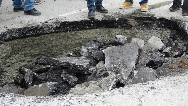 Trabzon'da yol çöktü, ulaşım durdu 9