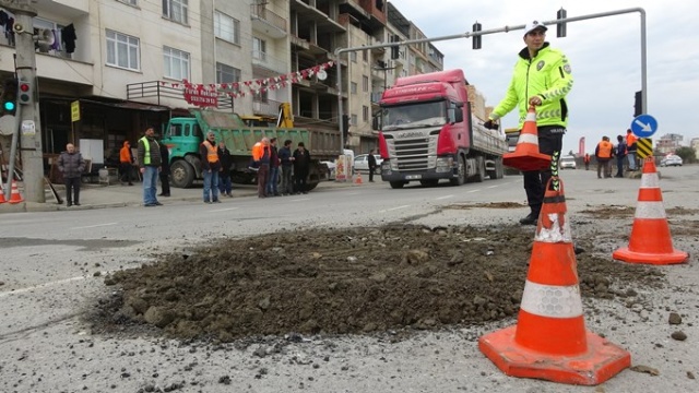 Trabzon'da yol çöktü, ulaşım durdu 10