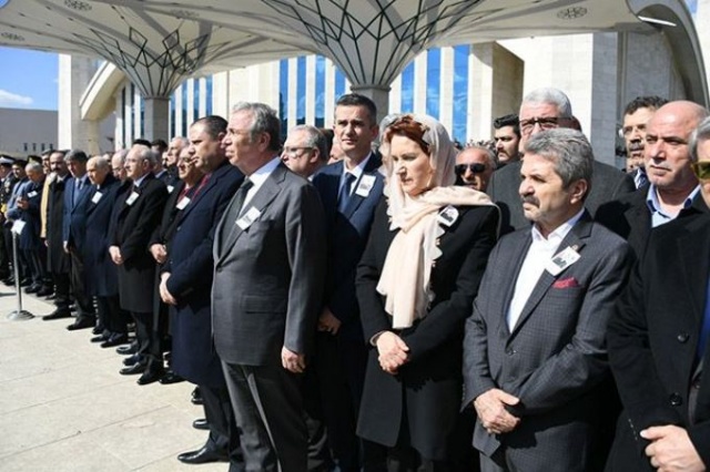 Bahçeli şehit cenazesinde Kılıçdaroğlu'nun elini sıkmadı. 1