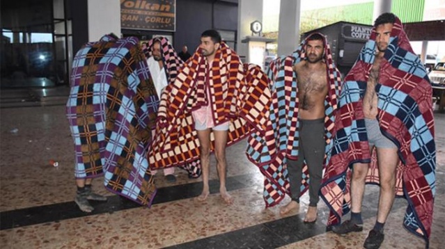 Yunan polisi dövüp, soyup geri yolladı... 10