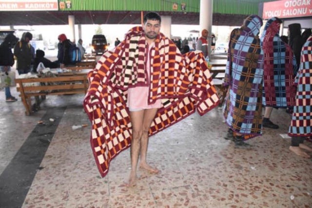 Yunan polisi dövüp, soyup geri yolladı... 4