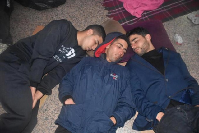 Yunan polisi dövüp, soyup geri yolladı... 11