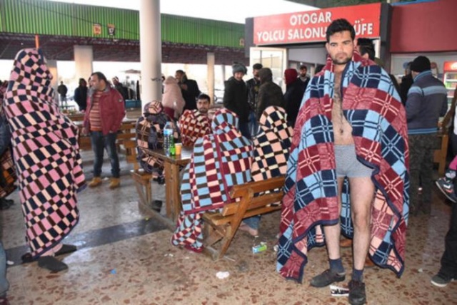 Yunan polisi dövüp, soyup geri yolladı... 2