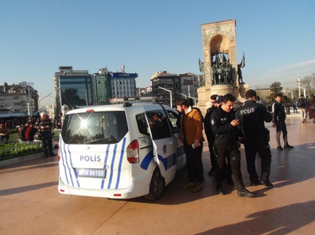 Taksim'de iğrenç olay! Genç kızların arasına girip kabusu yaşattı. 4