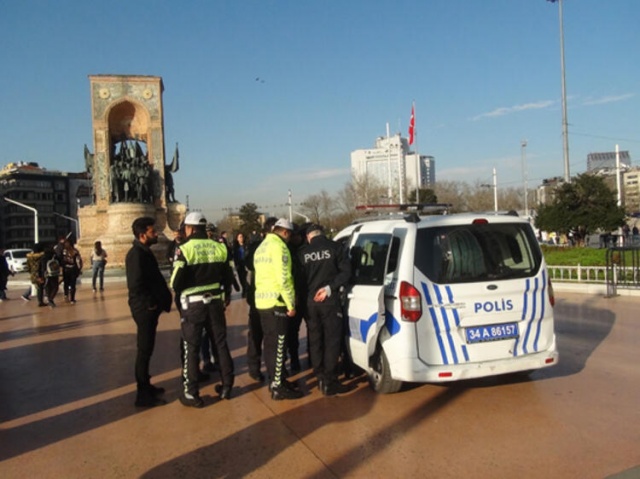 Taksim'de iğrenç olay! Genç kızların arasına girip kabusu yaşattı. 6