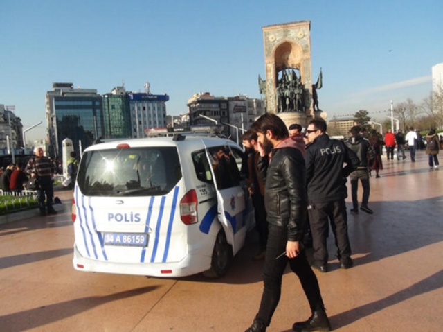 Taksim'de iğrenç olay! Genç kızların arasına girip kabusu yaşattı. 5