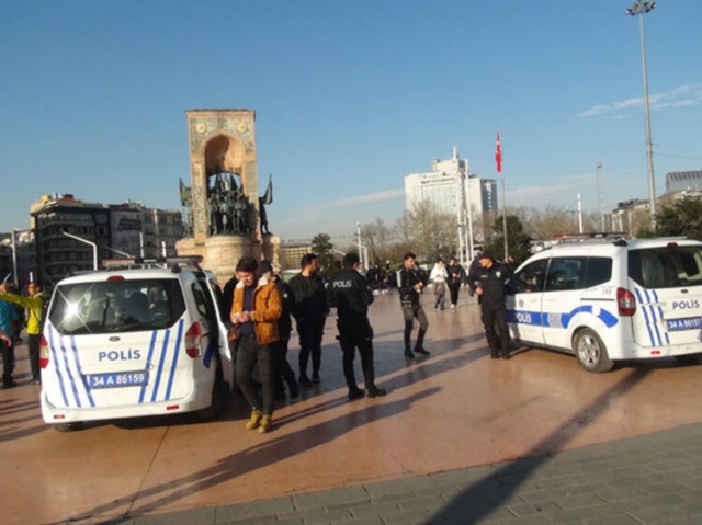 Taksim'de iğrenç olay! Genç kızların arasına girip kabusu yaşattı. 2