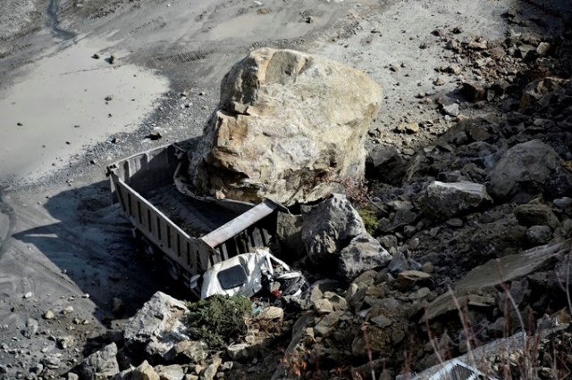 Gümüşhane'de dev kayalar kamyonu kağıt gibi ezdi. 2