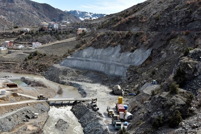 Gümüşhane'de dev kayalar kamyonu kağıt gibi ezdi. 4