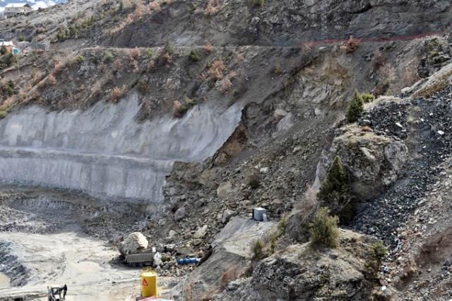 Gümüşhane'de dev kayalar kamyonu kağıt gibi ezdi. 9