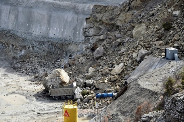 Gümüşhane'de dev kayalar kamyonu kağıt gibi ezdi. 5