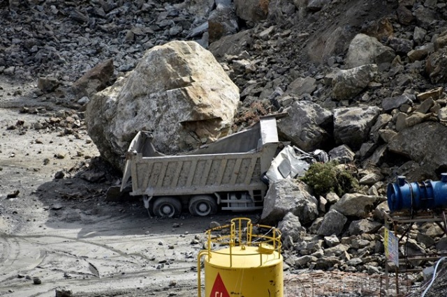 Gümüşhane'de dev kayalar kamyonu kağıt gibi ezdi. 8