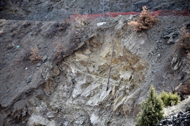 Gümüşhane'de dev kayalar kamyonu kağıt gibi ezdi. 7