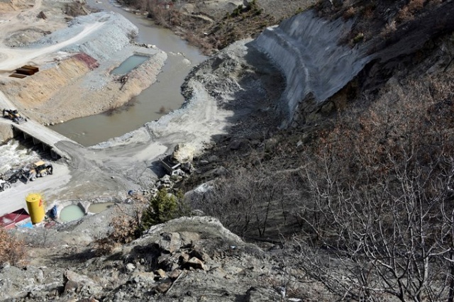 Gümüşhane'de dev kayalar kamyonu kağıt gibi ezdi. 6