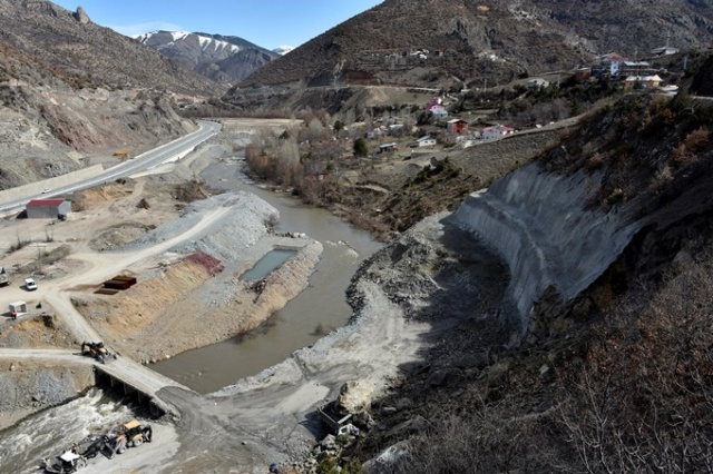 Gümüşhane'de dev kayalar kamyonu kağıt gibi ezdi. 3
