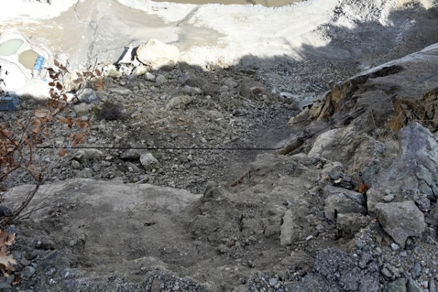 Gümüşhane'de dev kayalar kamyonu kağıt gibi ezdi. 13