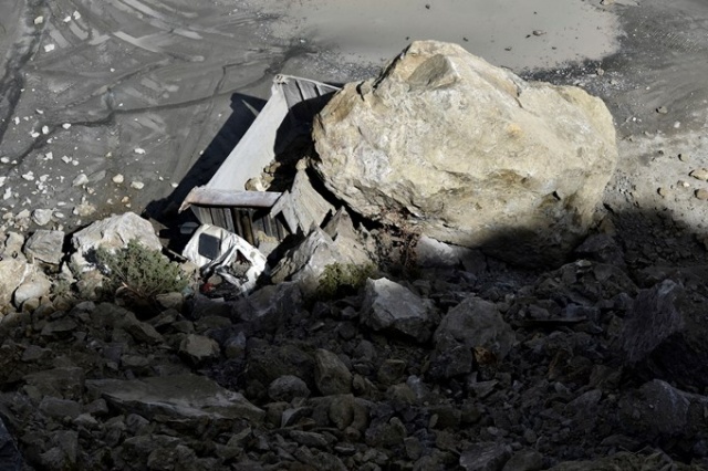 Gümüşhane'de dev kayalar kamyonu kağıt gibi ezdi. 10