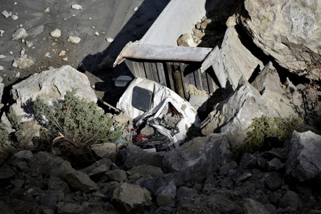 Gümüşhane'de dev kayalar kamyonu kağıt gibi ezdi. 11