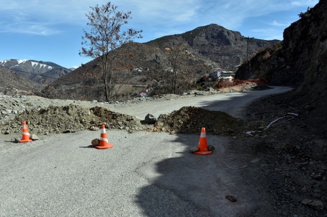Gümüşhane'de dev kayalar kamyonu kağıt gibi ezdi. 15