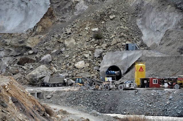 Gümüşhane'de dev kayalar kamyonu kağıt gibi ezdi. 17