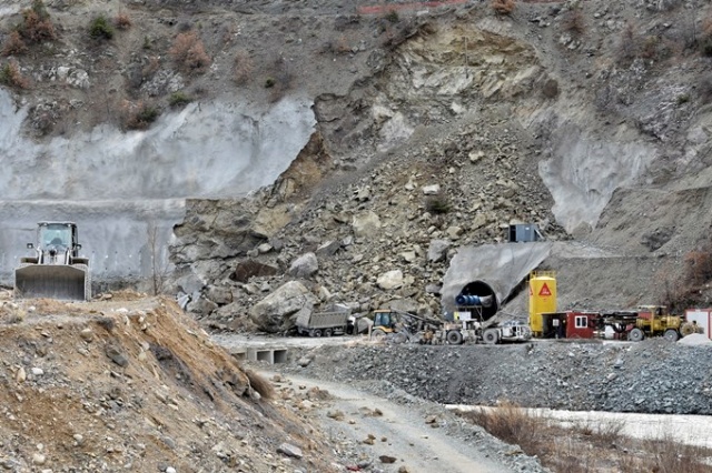 Gümüşhane'de dev kayalar kamyonu kağıt gibi ezdi. 14