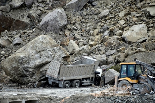 Gümüşhane'de dev kayalar kamyonu kağıt gibi ezdi. 16