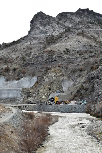 Gümüşhane'de dev kayalar kamyonu kağıt gibi ezdi. 12