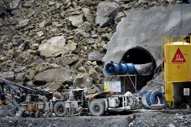 Gümüşhane'de dev kayalar kamyonu kağıt gibi ezdi. 18