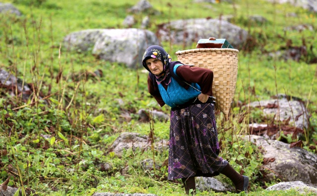 Karadeniz kadınları işe koyuldu 12