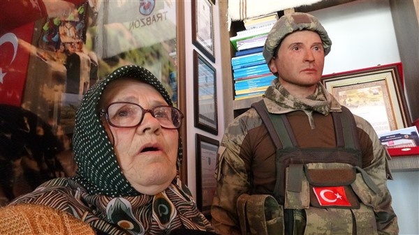 Trabzonlu anne şehit oğlunun acısını bal mumu heykeli ile gidermeye çalışıyor 9